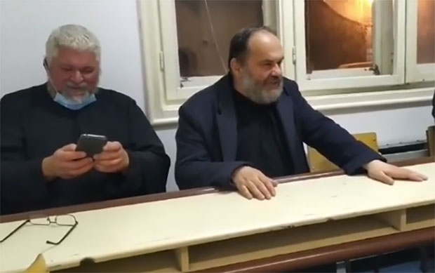 Божијом ПЕСМОМ ПРОТИВ ТЕРОРА! Појавили се снимци УХАПШЕНОГ СВЕШТЕНСТВА из станице у Никшићу (ВИДЕО)